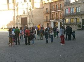 Una treintena de personas se manifiesta en Medina para pedir un referéndum sobre la monarquía