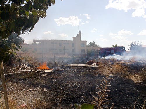 Los bomberos extinguen un incendio en el solar ubicado tras la plaza de San Agustín