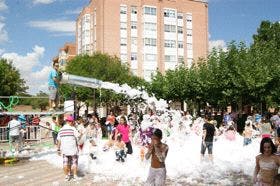 Un centenar de niños se refrescaron en la «Fiesta de la Espuma»