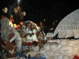 Medina recibió a los Reyes Magos en una concurrida cabalgata