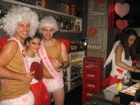 Medina del Campo: Con disfraces y desfiles, los bares de copas celebraron ayer las Carnestolendas