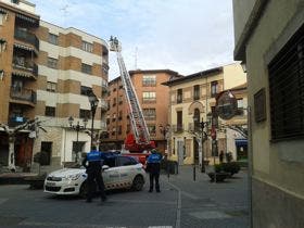 Un desprendimiento en la Plaza del Pan obliga a cortar el paso a peatones y vehículos