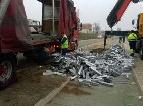 El vuelco de la caja de un camión provoca el corte de la carretera de Pozaldez