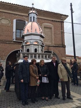 La Seca cuenta desde el domingo con una réplica a escala de la desplomada torre de la iglesia