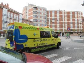 Cae un joven desde un cuarto piso en la plaza de Segovia