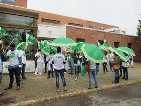 SATSE se concentra en el  Hospital Comarcal para pedir el cese de su director