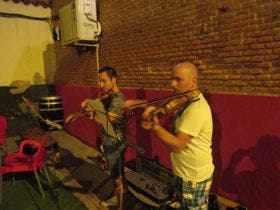 Medina del Campo: Los violines de los hermanos González Santana sonaron en la Terraza de «Arizona 66»