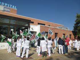 Una treintena de personas se concentra en el Hospital para reivindicar la devolución de sus derechos