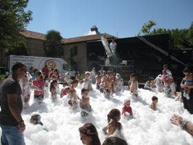 La «Fiesta de la Espuma» refrescó el último día de fiestas en Medina