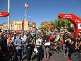 Miles de personas vieron salir la 19ª etapa de la Vuelta en Medina del Campo