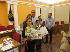 Marta Calderón y Blanca Sáez recogen sus premios del XIII Concurso Internacional de Dibujo de Aqualia