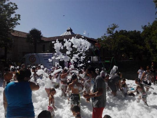 La Fiesta de la Espuma refrescó a decenas de jóvenes en Montmorillon