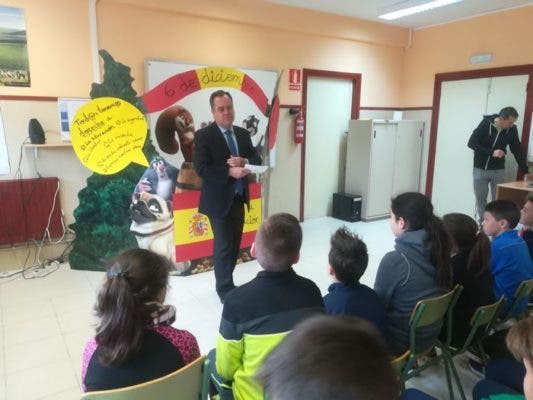 Pablo Trillo visitó las instalaciones del colegio Obispo Barrientos para hablar sobre la Constitución
