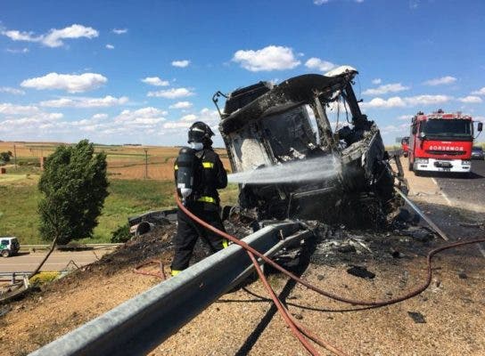 Alaejos: Un accidente en la A-62 se salda con un herido y un camión pasto de las llamas