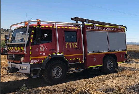 Dos heridos al caer su turismo a un arroyo tras la salida de la vía