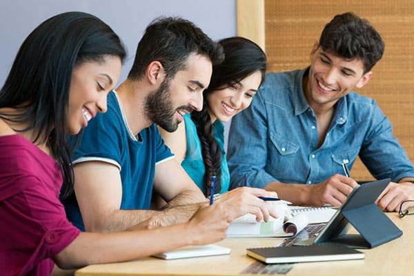 Los jóvenes recién titulados podrán optar a una ayuda para abrir su propio negocio