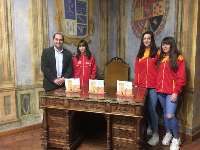 Alba Husillos, Lucía Nieto y Nerea García reciben un reconocimiento por parte del Ayuntamiento