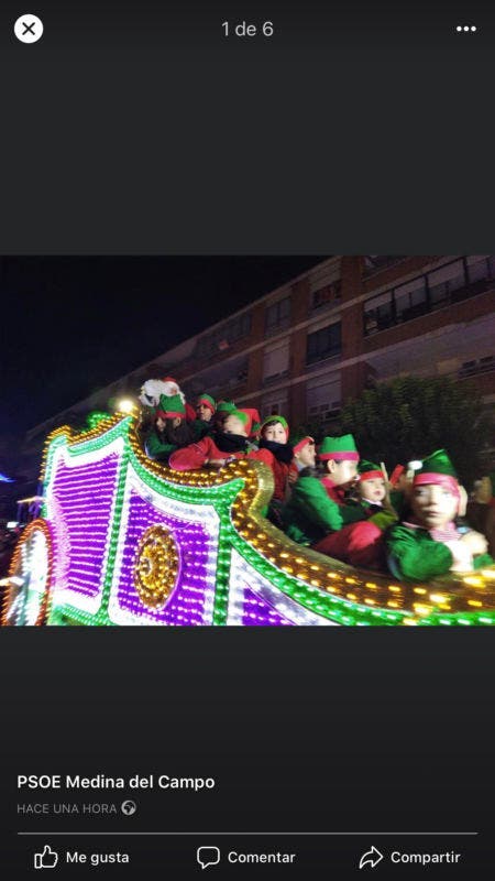 Papá Noel acompañado de sus elfos recorre las calles de Medina