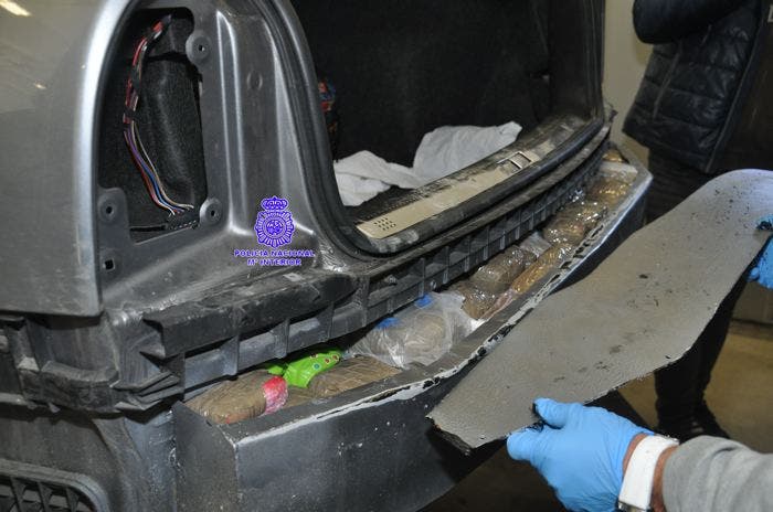 La Policía Nacional detiene a dos individuos con 17 kilos de hachís escondidos en un vehículo