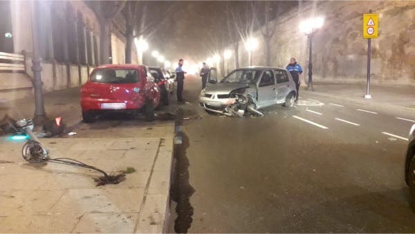 Un conductor choca contra un semáforo y cinco vehículos en la noche de Reyes en Valladolid