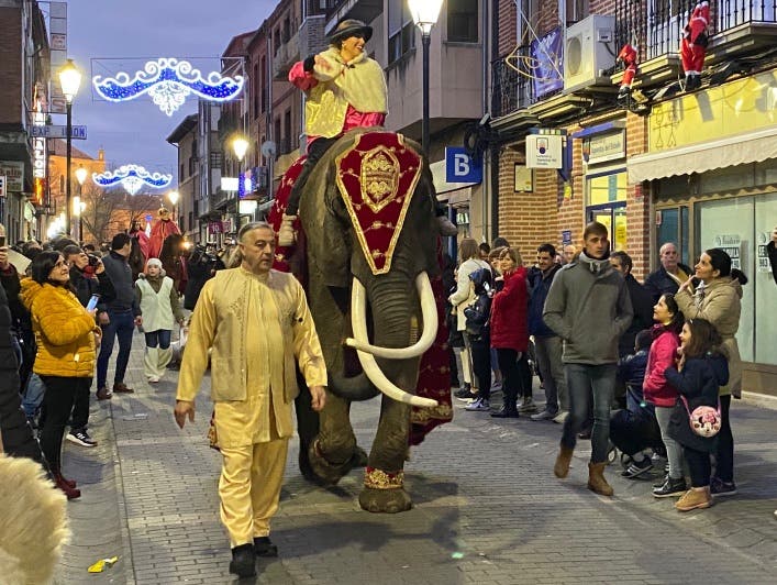 Medina se rinde ante los pasos de la elefanta