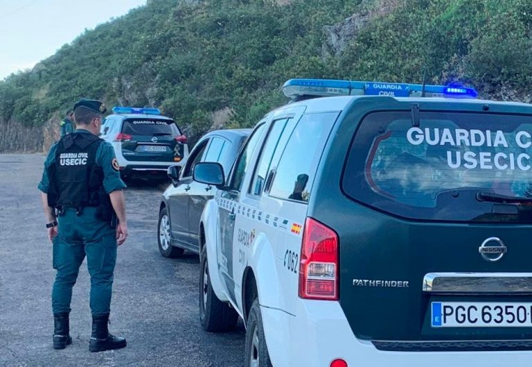 Un fallecido en un accidente al caer su turismo por un desnivel