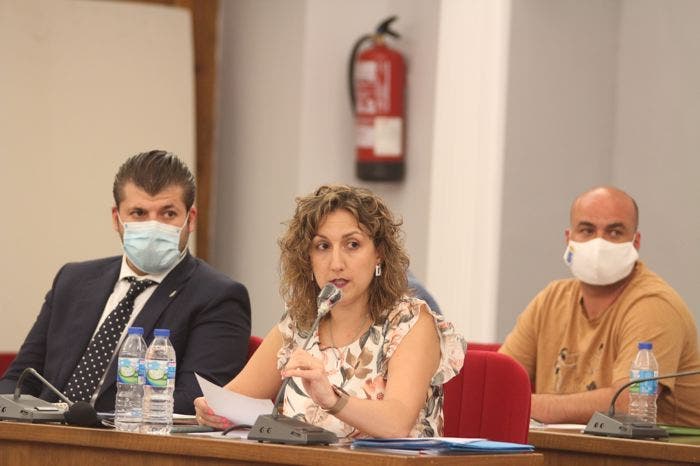 La concejala de Educación compareció en el pleno para explicar las motivaciones del cierre de Castillo de Colores