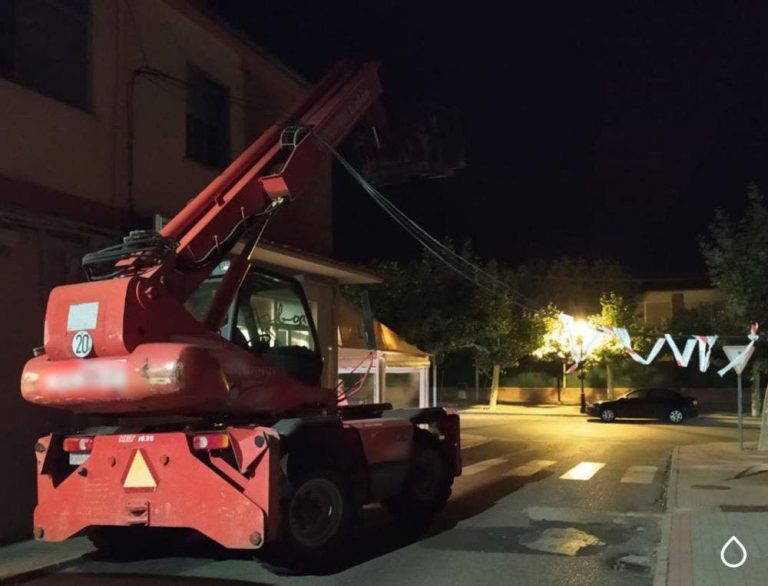 Los bomberos intervienen en una vivienda de la Avenida Portugal al provocar daños en su fachada una excavadora