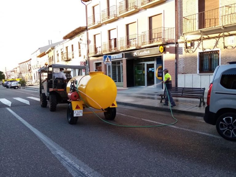 Nava del Rey continúa desinfectando calles y mobiliario urbano