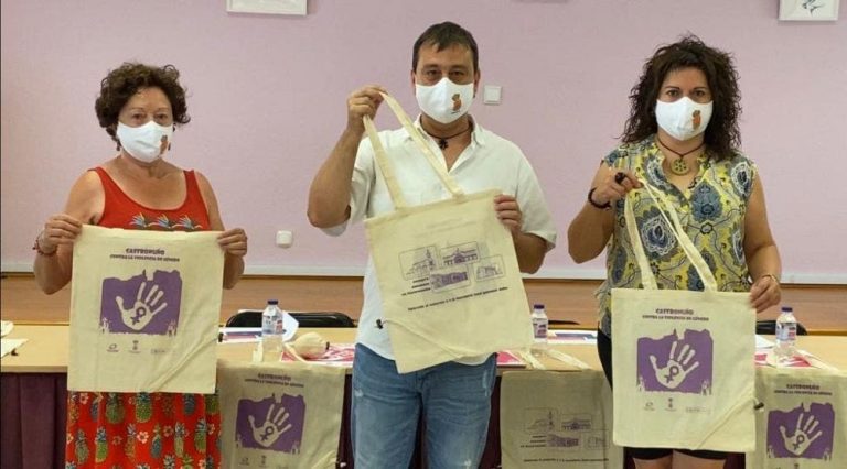 El Ayuntamiento de Castronuño reparte entre el vecindario una bolsa de tela que une sendas campañas contra la violencia de género y en apoyo al comercio local