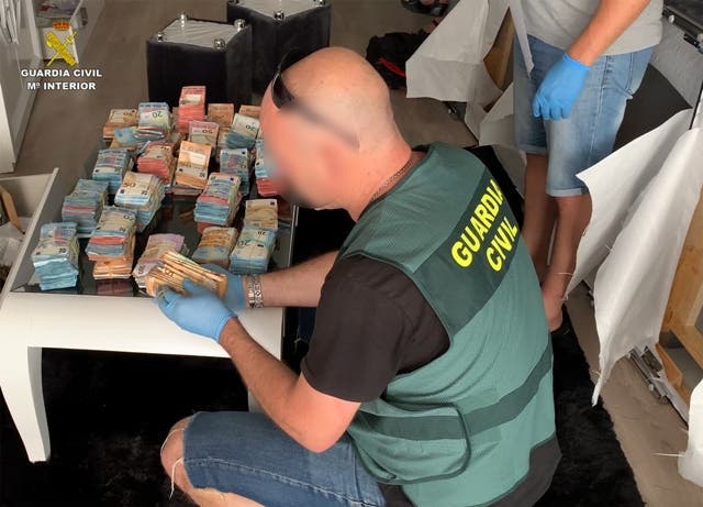 La Guardia Civil desarticula una red delictiva dedicada al tráfico de drogas entre la península y las islas Canarias