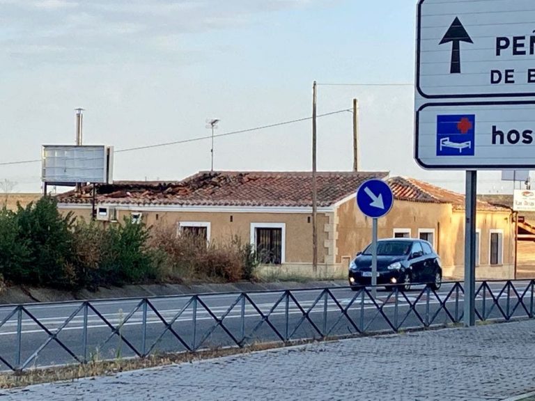 Los bomberos intervienen en un incendio frente al Hospital de Medina del Campo