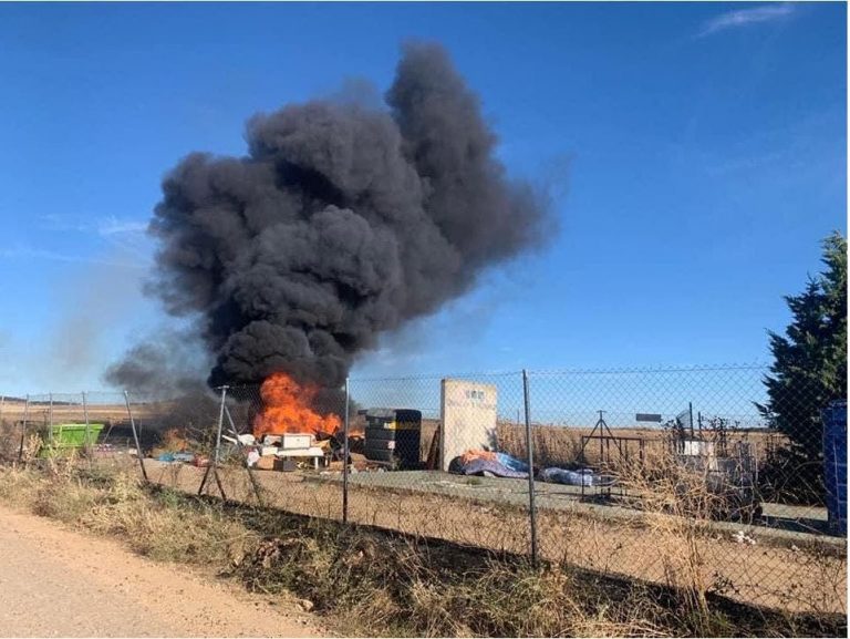 Los bomberos sofocan un incendio en el punto limpio de Nava del Rey