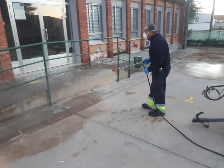 Pozaldez desinfecta el colegio para la vuelta a las aulas