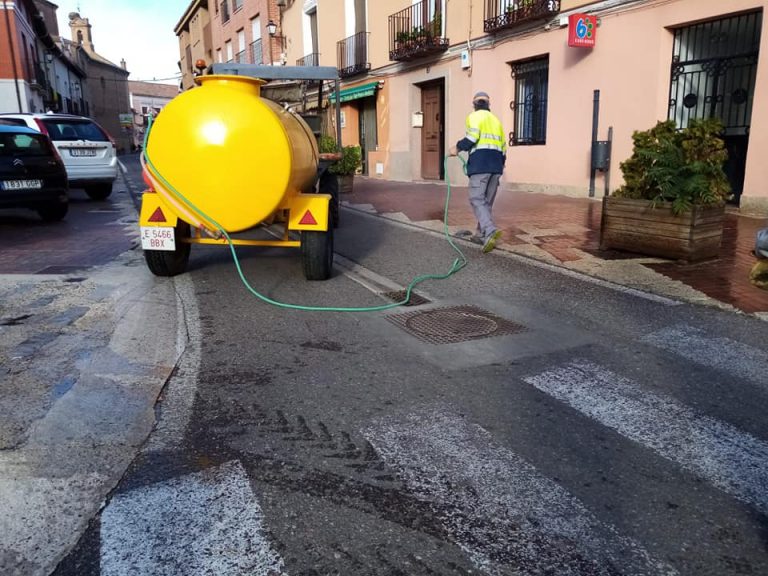 Nava del Rey continúa desinfectando calles y mobiliario urbano