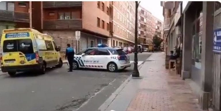 Dos personas han tenido que ser trasladadas al hospital debido al incendio producido en la cocina de su vivienda