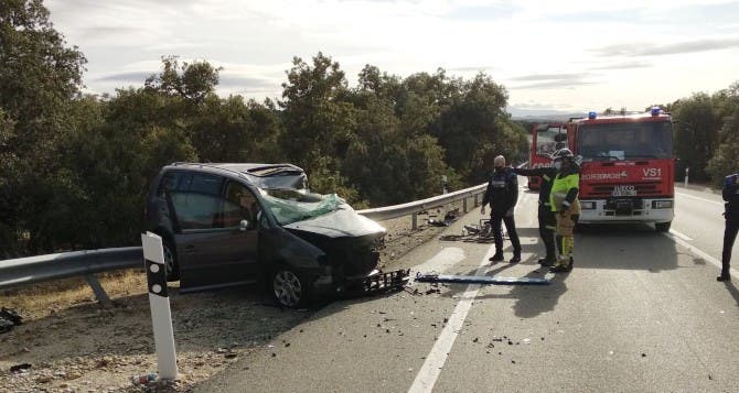 Un fallecido y tres heridos en la colisión de dos turismos en la N-403