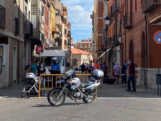 La Policía Local requisa botellas de alcohol a jóvenes en Medina