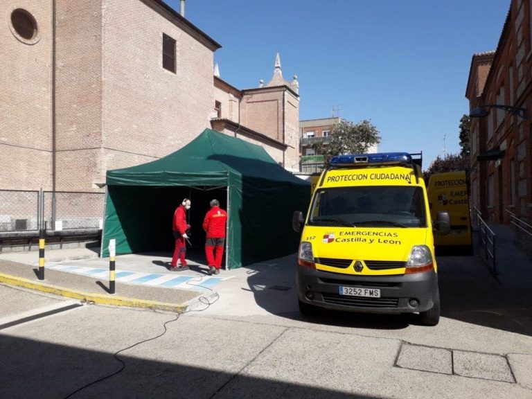 El Centro de Salud de Medina del Campo Urbano instala una carpa de apoyo de Protección Civil en su exterior