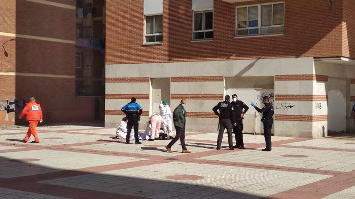 Fallece una persona tras precipitarse desde un cuarto piso en Plaza Montmorillón