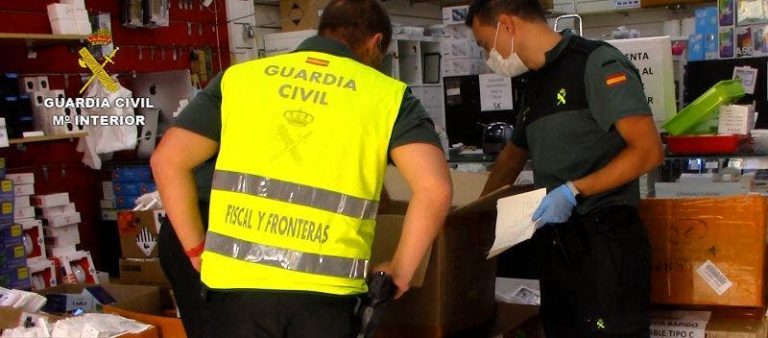 La Guardia Civil interviene en el Polígono Cobo Calleja más de 13.100 artículos de telefonía falsificados