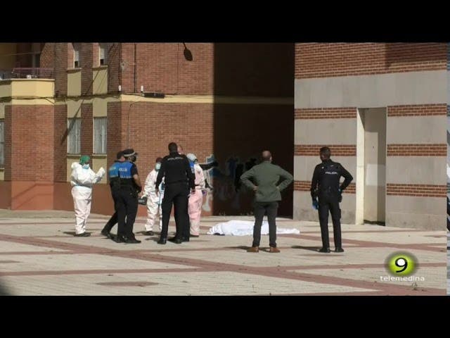 Fallece un hombre que se ha precipitado desde un balcón en Medina -Imágenes-