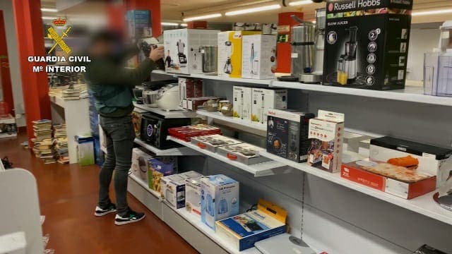 Detenidas 18 personas por más de cien estafas en portales de compra venta en internet