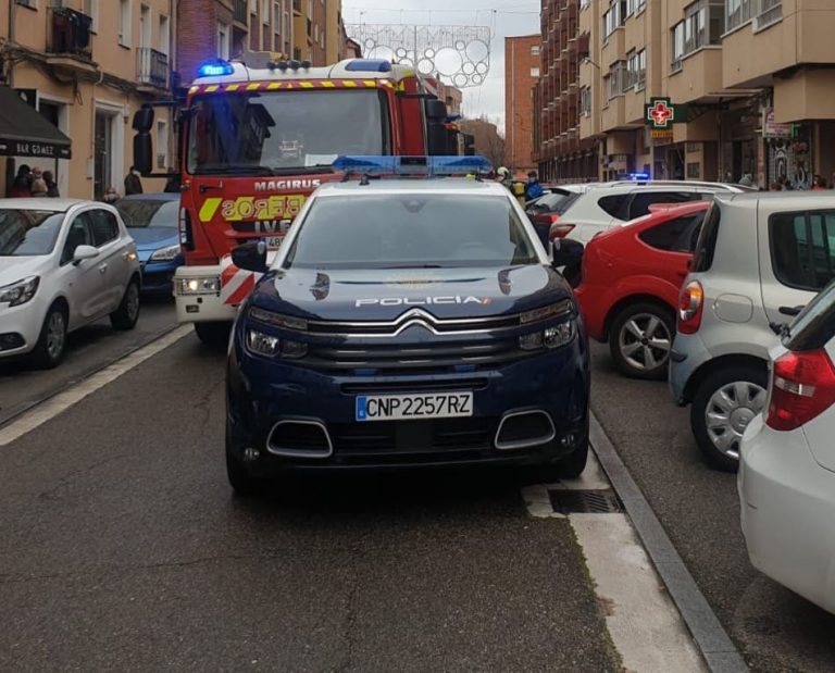 La Policía Nacional rescata a una señora de avanzada edad de un incendio en su domicilio