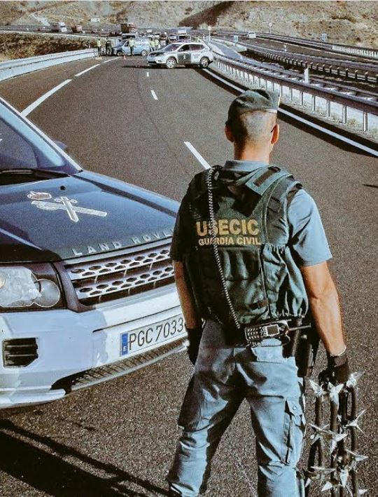 La rápida intervención de la Guardia Civil impide el accidente de un vehículo que circulaba en sentido contrario por la A-1