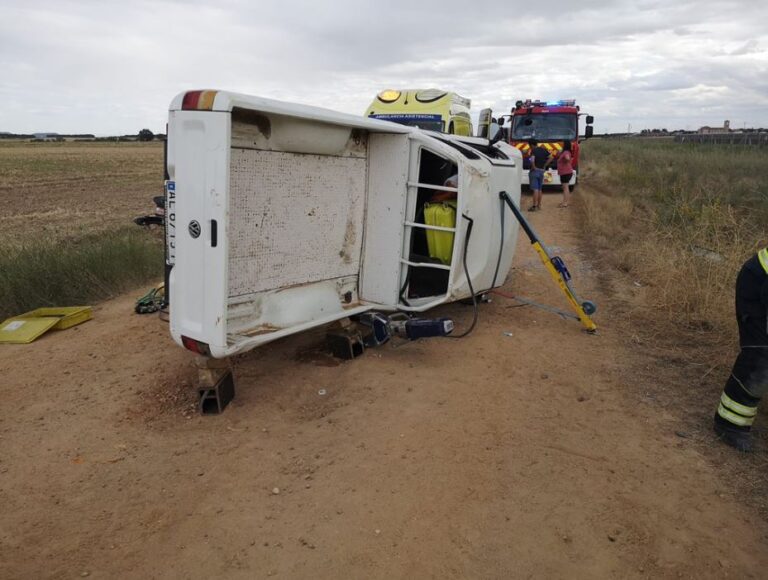 El vuelco de una pick-up deja tres heridos, uno de ellos menor, que ha sido trasladado al Hospital de Medina