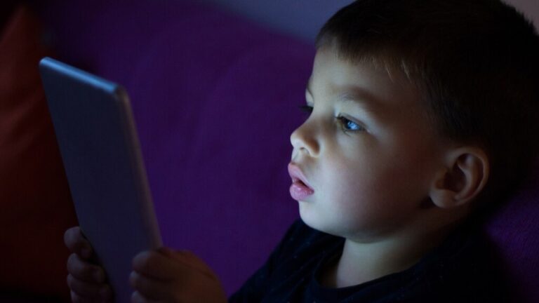 Oportunidades y desventajas de la exposición de menores de cinco años a pantallas: expertos analizan el impacto y ofrecen recomendaciones