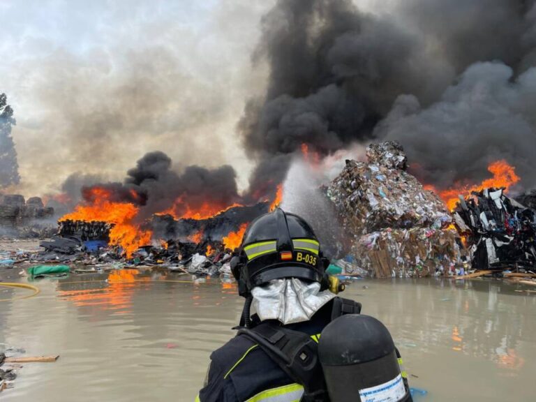 Una gran nube de humo alerta del incendio en una planta de reciclaje en Aldeamayor de San Martín