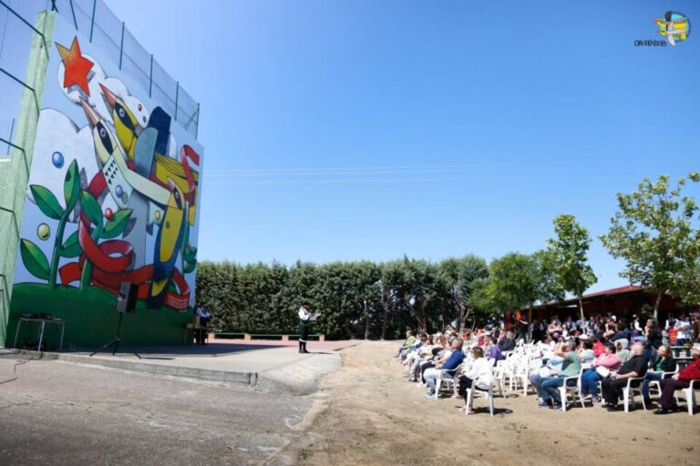 Inaugurada la obra mural ‘El vuelo de las oropéndolas’ en el Frontón Municipal de Nava del Rey