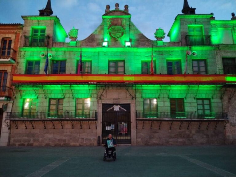 El Ayuntamiento de Medina del Campo se ilumina con motivo del Día Mundial de la ELA